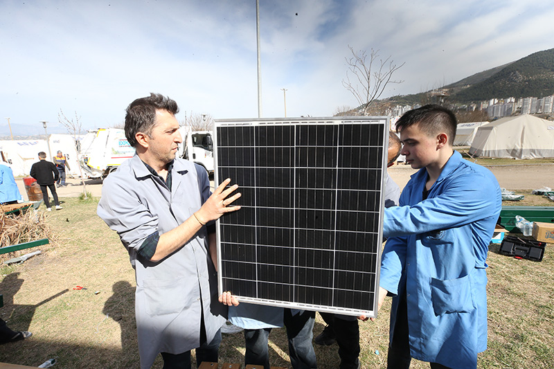 Meslek Liseli Öğrenciler Çadır Kentlere Güneş Panelli Bank Kuruyor