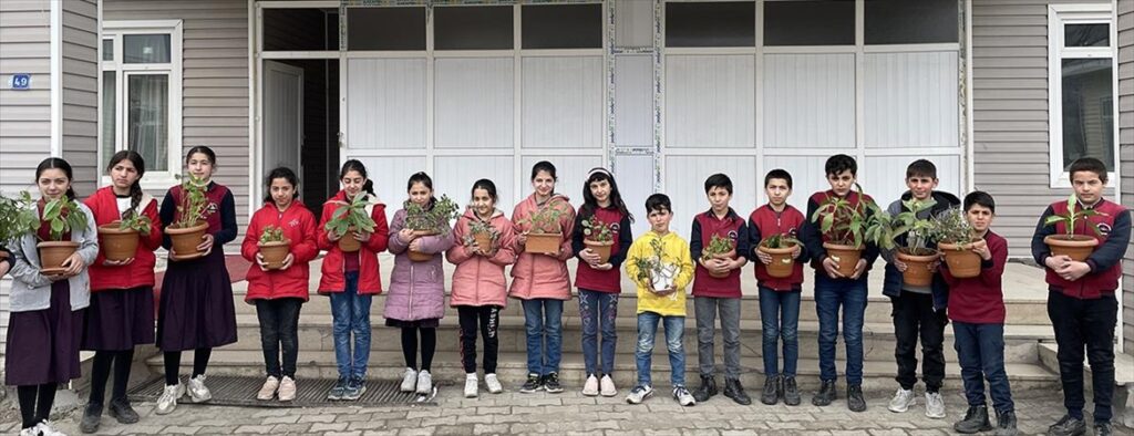 Ağrı’lı Çocuklar Emek ve Başarı İlişkisini Çiçek Yetiştirerek Kavrıyor
