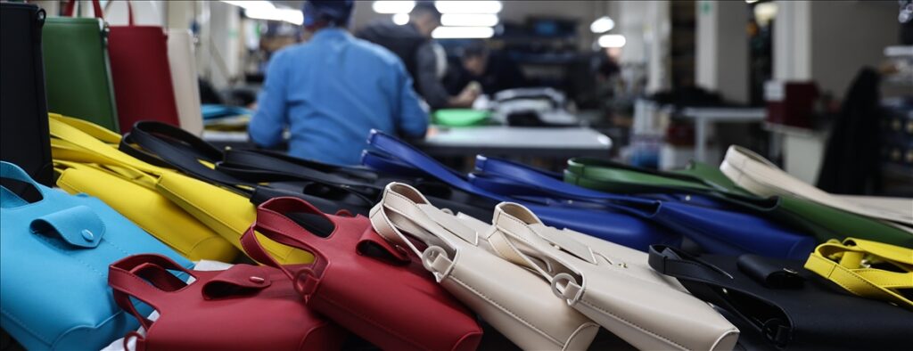 Çay atıklarını deriye dönüştürüp ekonomiye kazandırıyorlar