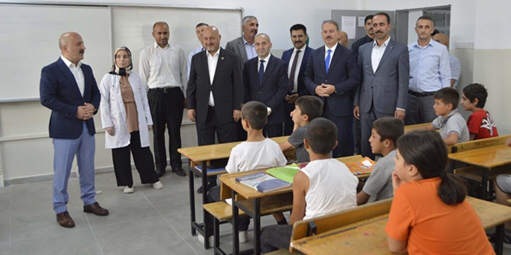 Veli Arslan Adıyaman’da depremzede 3.200 öğrenciye eğitim seti dağıttı