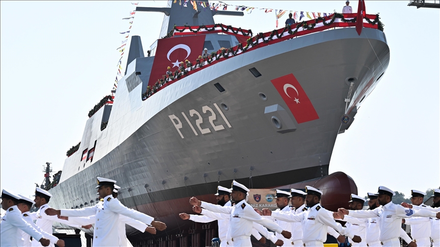PNS Babur İstanbul’da denizle buluştu