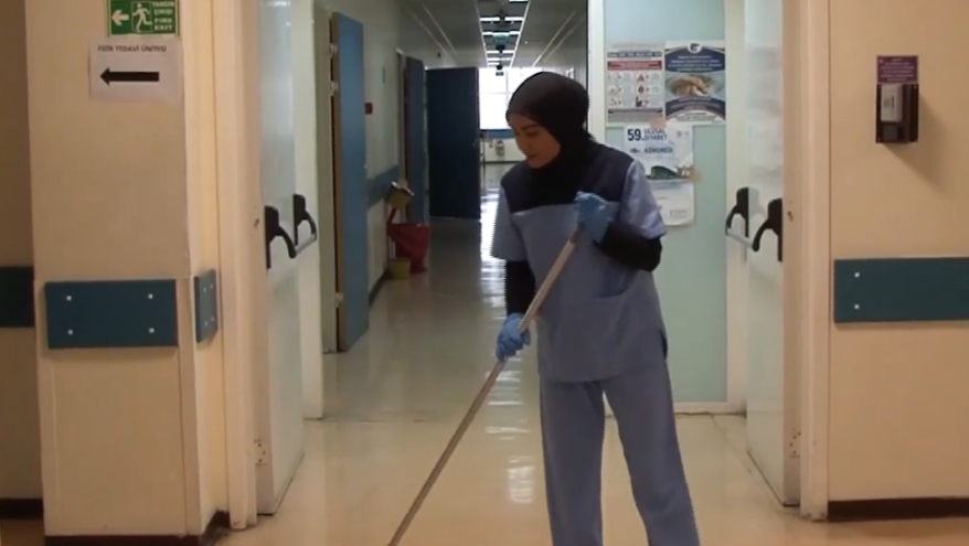 Melisa Metin temizlikçi olarak çalıştığı hastanenin tıp fakültesini kazandı