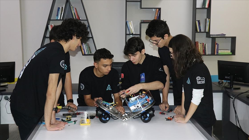 Adanalı öğrenciler otonom su altı aracı “ALESTA” ile Singapur’da yarışacak