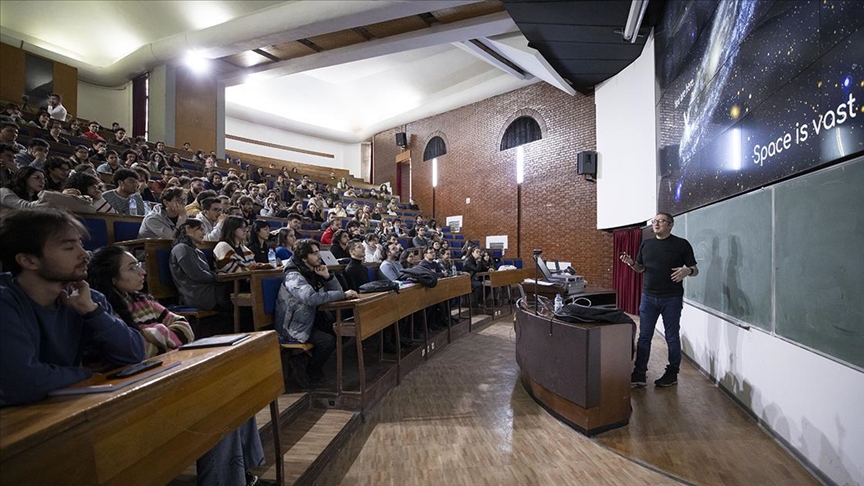 NASA’dan ayrılıp ABD’den Türkiye’ye dönen astrofizikçi, üniversitede ders vermeye başladı
