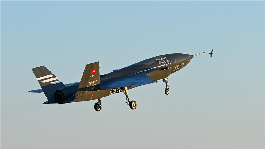 Bayraktar KIZILELMA’nın üretim prototipi ilk uçuş testini başarıyla tamamladı