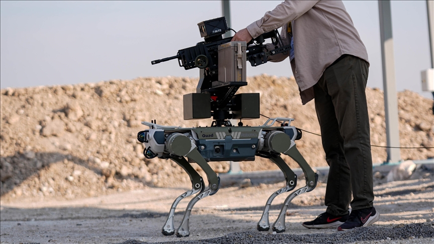 Silahlı robot köpek “Bars” keskin nişancı yarışmasında sahaya çıktı
