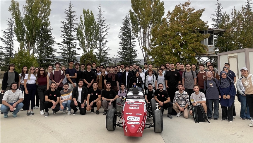 Üniversite öğrencileri tasarladıkları yarış aracıyla İtalya’da birinciliği hedefliyor