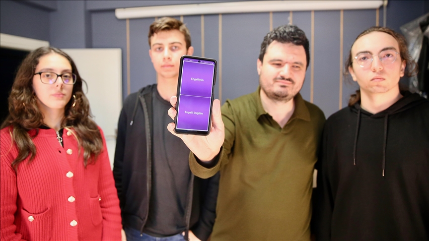 Liselilerin geliştirdiği yazılım, görme engellilerin “gören gözü” olacak