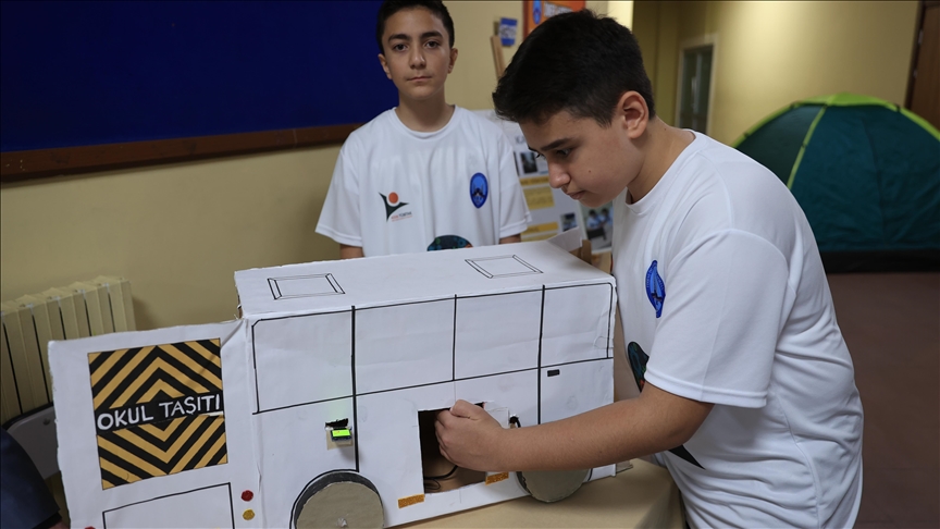 Edirne’de öğrenciler okul servislerinde unutulmalarını önleyecek uyarı sistemi geliştirdi