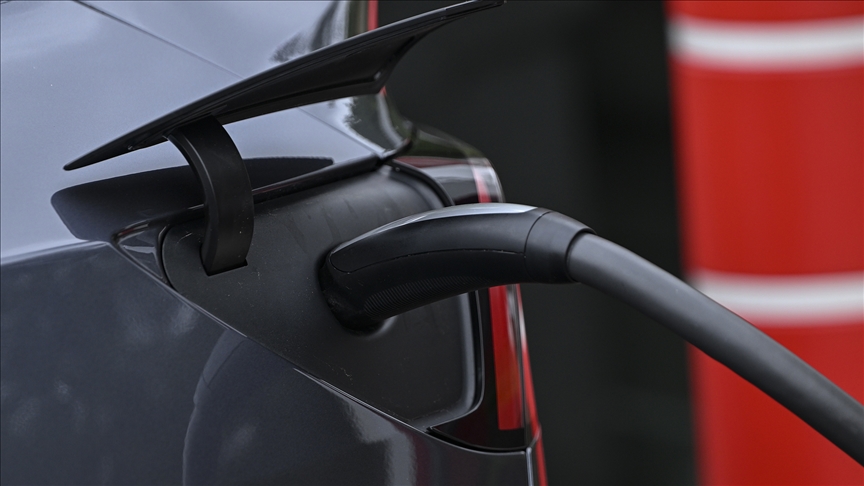 ASKON VE KADEM ARASINDA İŞ BİRLİĞİ PROTOKOLÜ İMZALANDI   Anadolu Aslanları İş Adamları Derneği (ASKON) ve Kadın ve Demokrasi Derneği (KADEM) arasında ‘’Güçlenen Kadın, Güçlenen Suriye’’ projesine ilişkin protokol imza altına alındı.   Suriye’nin yeniden inşa sürecinde ekonomik ve sosyal kalkınmada kadınların var oluşunu ve katkısını güçlendirmek amacıyla Türk tekstil, hazır giyim ve konfeksiyon sektörünün teknik desteği ile Suriye’de uygun alanlarda konfeksiyon işleme atölyeleri kurulaması ve bu yolla kadın odaklı bir ekonomik gelir modeli oluşturulmasını hedefleyen projeye ilişkin protokol KADEM Genel Merkezi’nde KADEM Mütevelli Heyeti Başkanı Sümeyye Erdoğan Bayraktar’ın teşrifleriyle ASKON Genel Başkanı Orhan Aydın ve KADEM Başkanı Av. Dr. Canan Sarı tarafından imza altına alındı.   Karşılıklı imzaların atılmasının ardından Suriyeli kadınların hem hane gelirine katkı sunmasını hem de işgücünde yer alarak konfeksiyon üretimi gibi bir temel beceriyi kazanmasını hedefleyen projeye ilişkin her iki tarafta hayırlı olması temennilerini belirterek projenin Suriye ölçeğinde örnek bir model olması ve genişletilerek her iki ülke ekonomisine katkı sunması temennisinde bulundular.