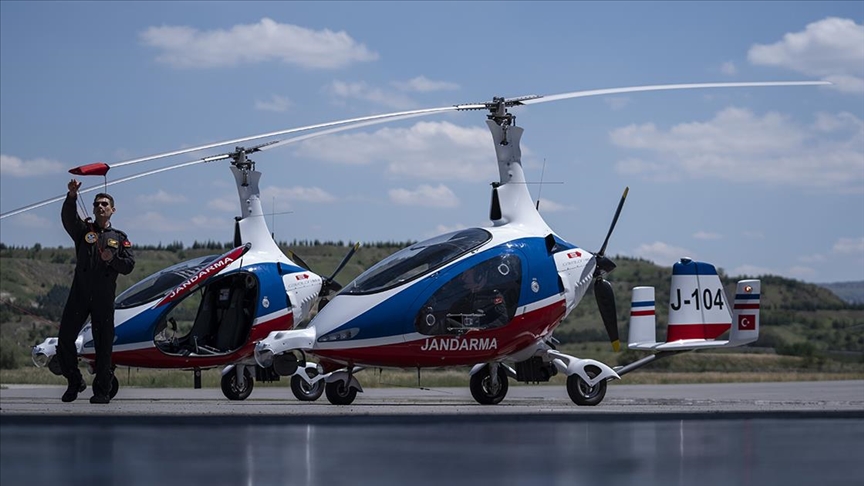 Jandarmanın havadaki yardımcısı “milli gözlerle” görüyor