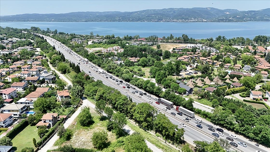 Yollarda bayram tatili dönüşü yoğunluk yaşanıyor