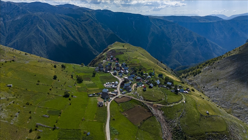 Lukomir : Bosna Hersek’te teknolojiden uzak, doğasıyla öne çıkan dağ köyü